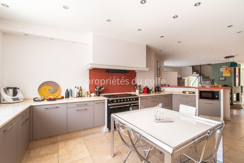 Maison - 312 m² - 6 pièces