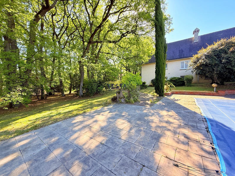 Maison - 318 m² - 12 pièces