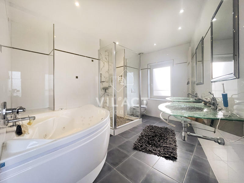 Maison - 330 m² - 9 pièces