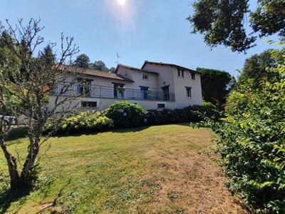 Maison - 240 m² - 8 pièces