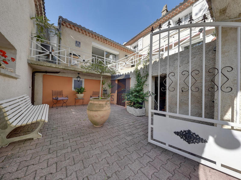 Propriété - 145 m² - 6 pièces