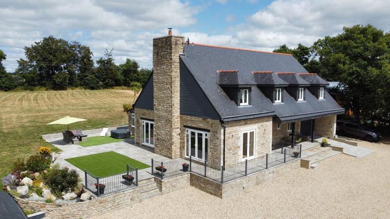 Maison - 284 m² - 8 pièces