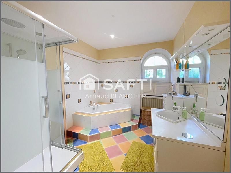 Maison - 230 m² - 8 pièces