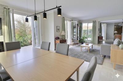 Maison - 230 m² - 9 pièces