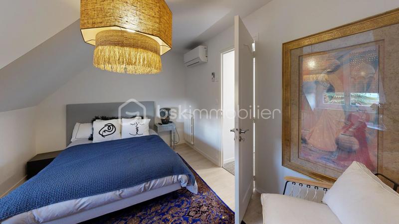 Maison - 213 m² - 8 pièces