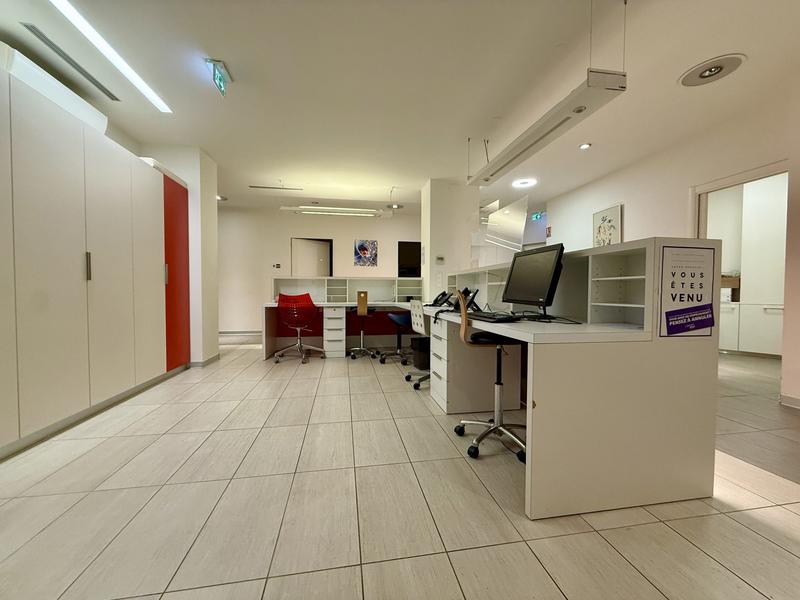 Local d'activités - 302 m² - 11 pièces