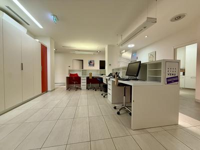 Local d'activités - 302 m² - 11 pièces