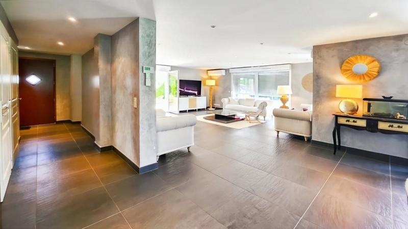 Maison - 221 m² - 5 pièces