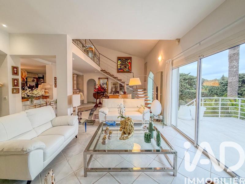 Maison - 235 m² - 6 pièces