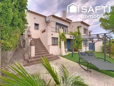 Maison - 198 m² - 8 pièces