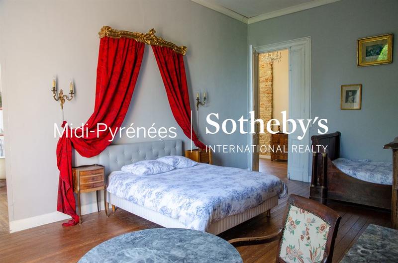 Château - 1 573 m² - 36 pièces