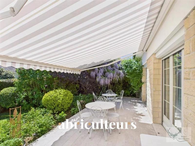 Maison - 200 m² - 11 pièces