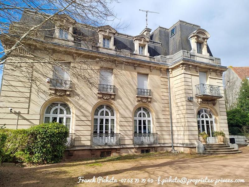 Demeure - 1 000 m² - 17 pièces