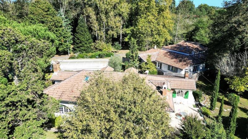 Propriété - 500 m² - 22 pièces