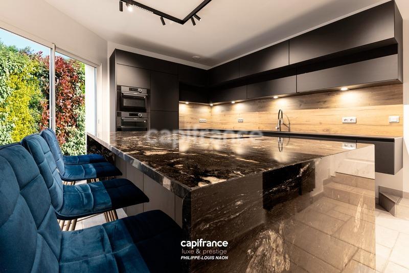 Maison - 243 m² - 8 pièces