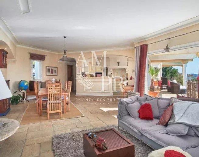 Maison - 250 m² - 6 pièces