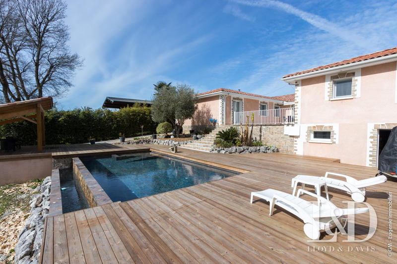 Maison - 240 m² - 11 pièces