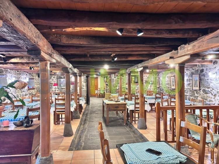 Maison - 920 m² - 5 pièces