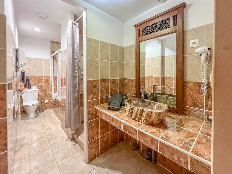 Maison - 2 000 m² - 24 pièces