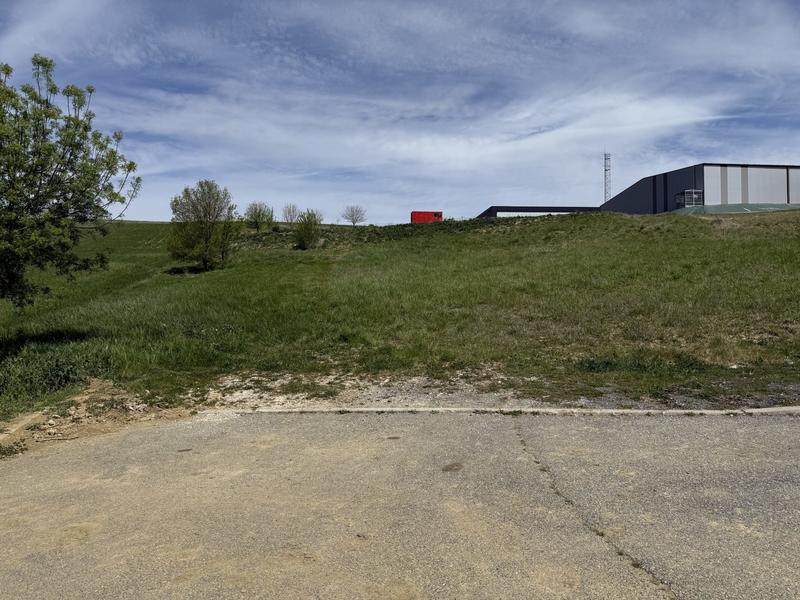Terrain commercial - 2 000 m²