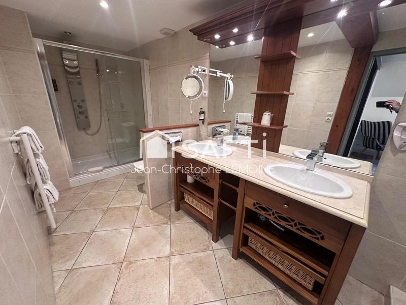 Local commercial - 2 200 m² - 29 pièces