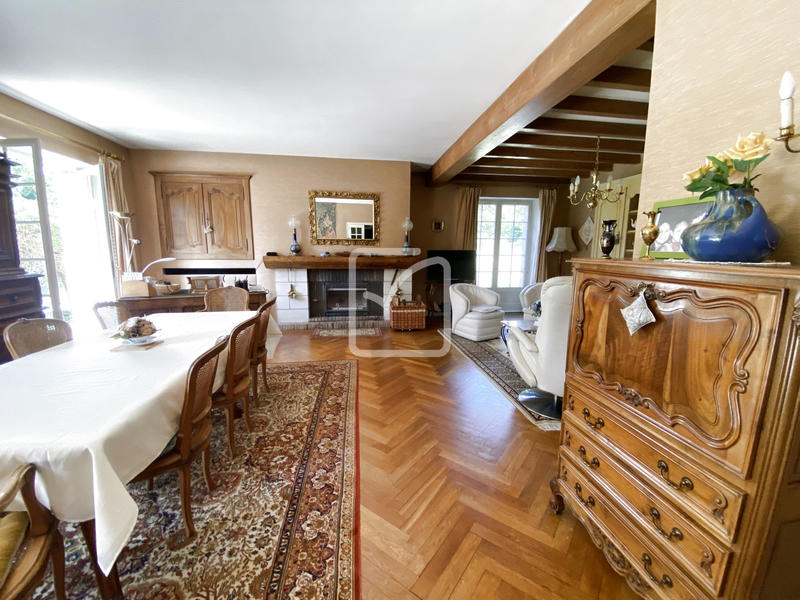 Propriété - 250 m² - 11 pièces