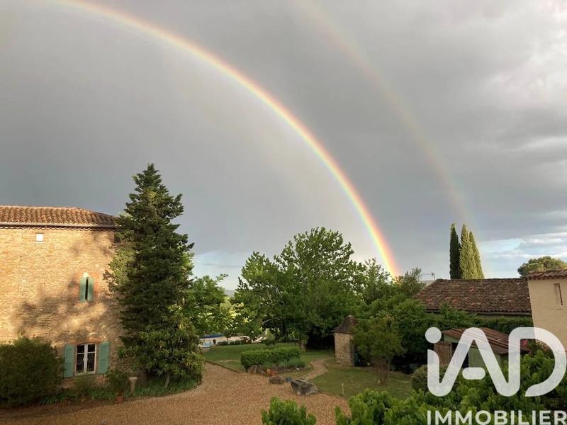 Maison - 896 m² - 27 pièces