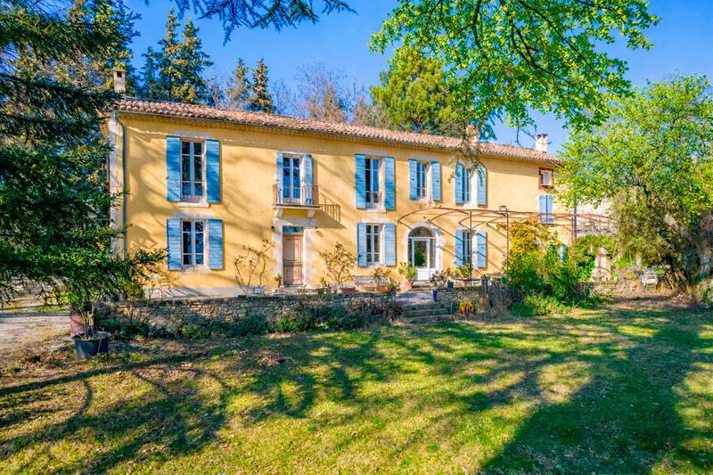 Propriété - 341 m² - 9 pièces