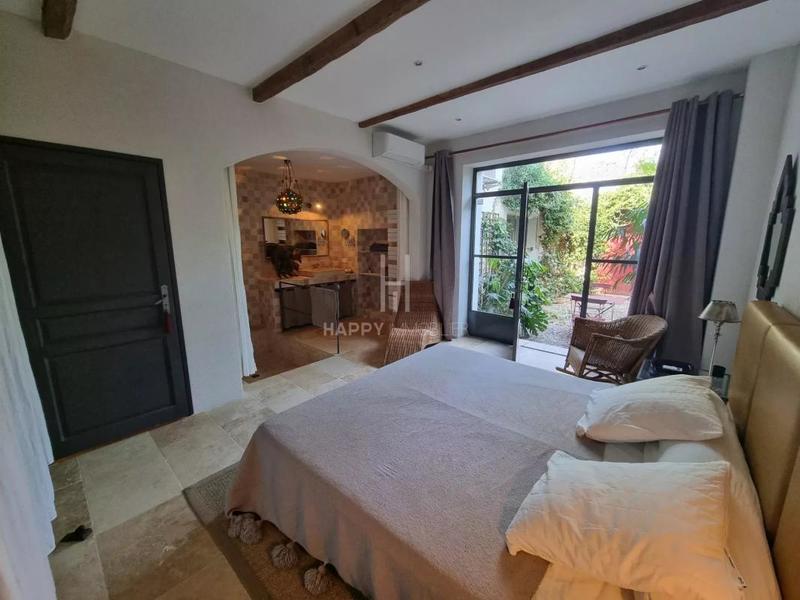 Propriété - 275 m² - 9 pièces