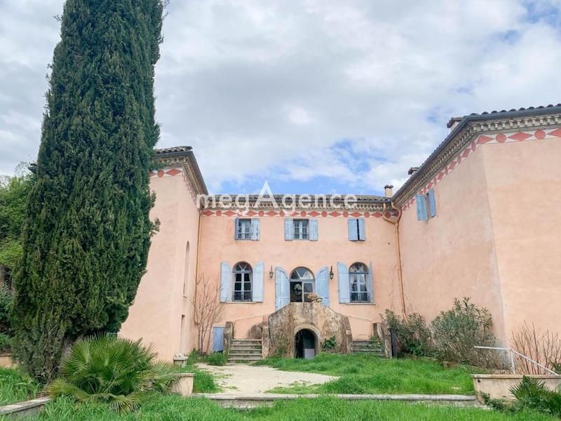 Propriété - 1 000 m² - 12 pièces