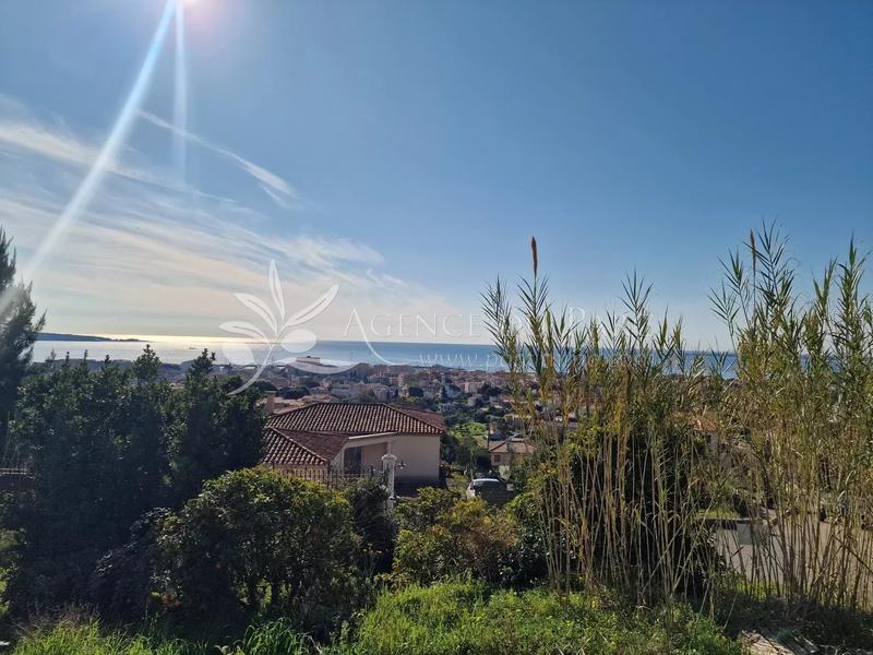 Terrain constructible - 1 393 m²