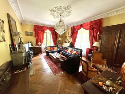 Maison - 285 m² - 9 pièces