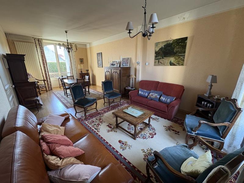 Maison - 202 m² - 9 pièces