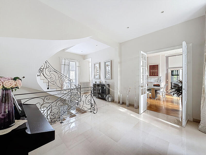 Maison - 400 m² - 10 pièces