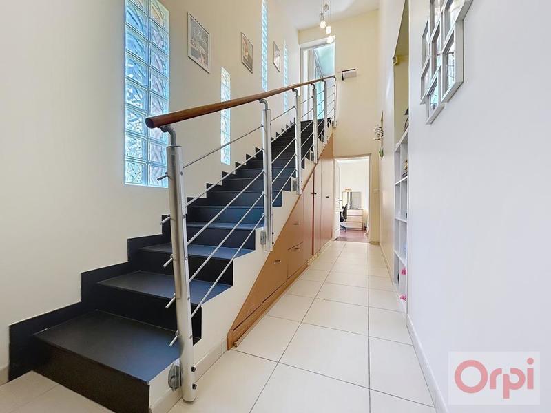 Demeure - 203 m² - 9 pièces