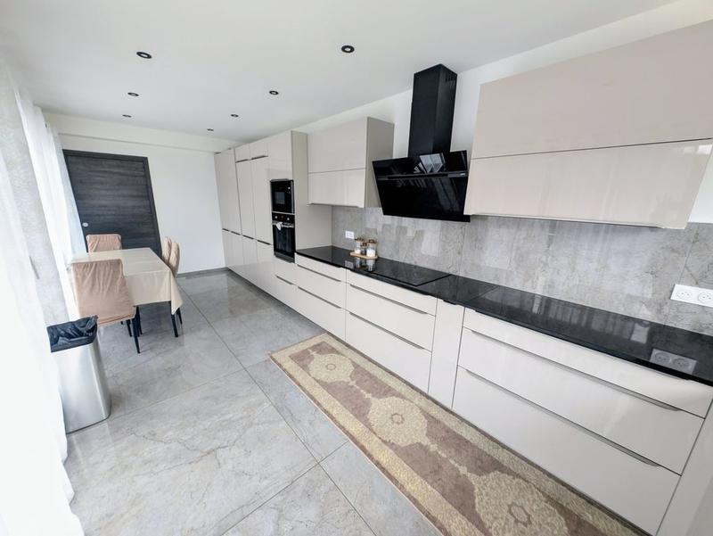 Maison - 240 m² - 6 pièces