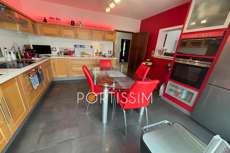 Maison - 240 m² - 5 pièces