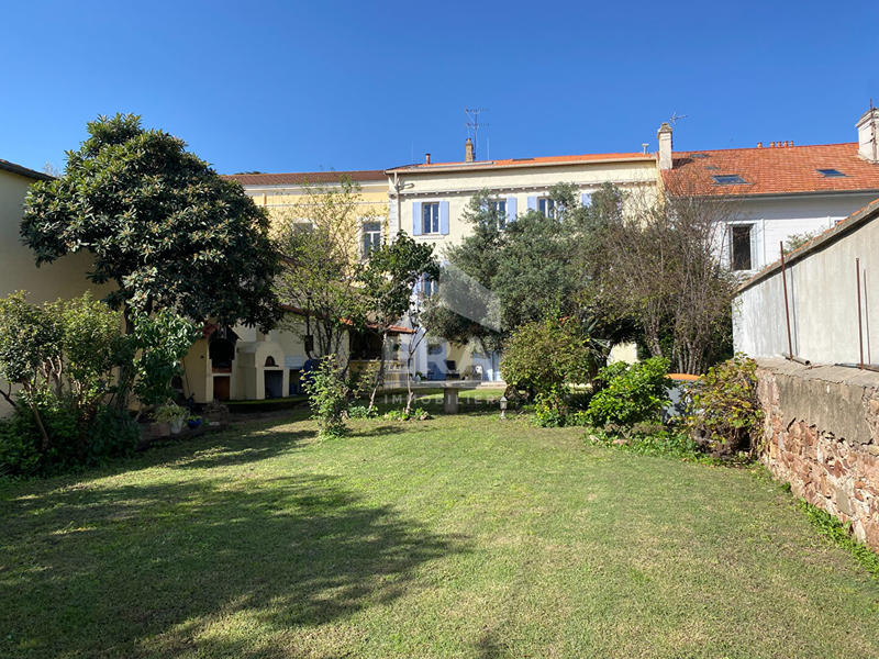 Maison - 330 m² - 13 pièces
