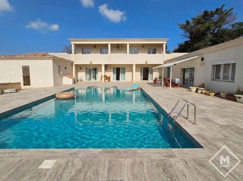 Maison - 478 m² - 8 pièces