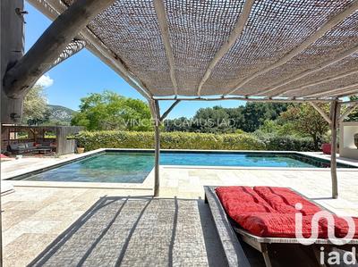 Maison - 221 m² - 7 pièces