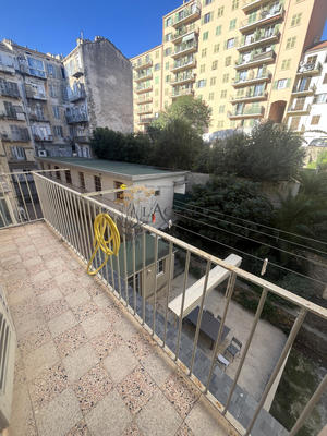 Appartement - 93 m² - 4 pièces