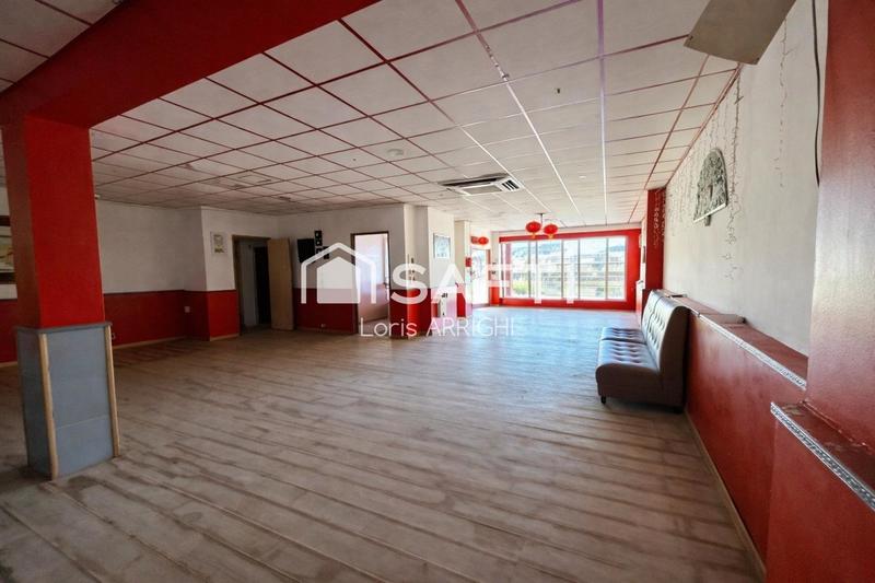 Local commercial - 180 m² - 5 pièces