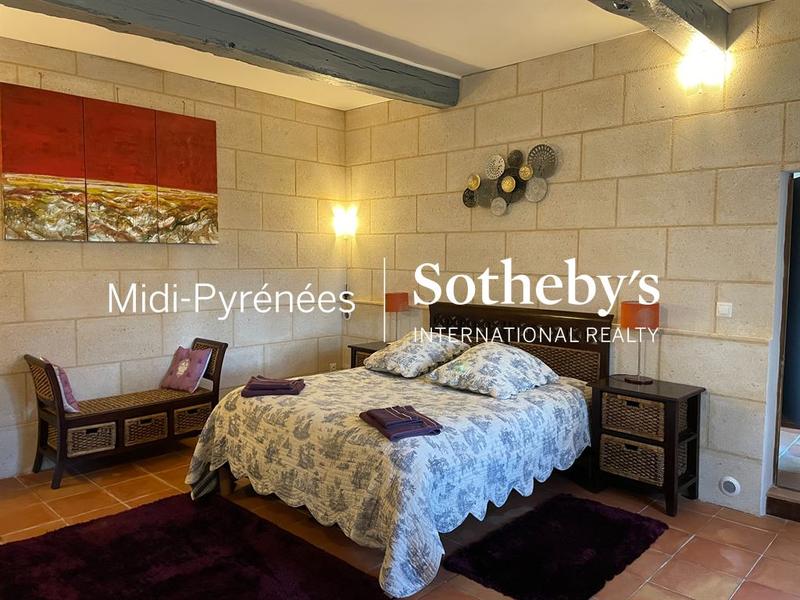 Propriété - 661 m² - 16 pièces