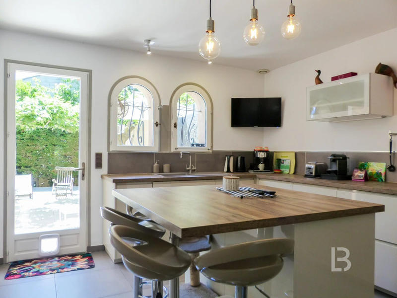 Maison - 229 m² - 9 pièces