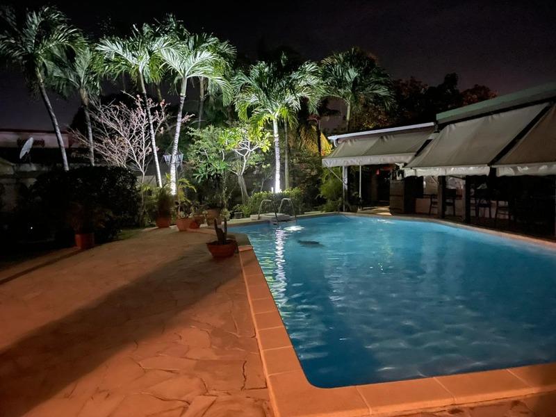 Villa - 238 m² - 9 pièces