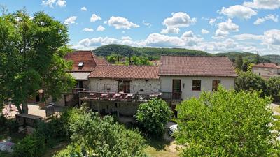 Maison - 430 m² - 16 pièces