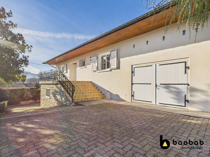 Maison traditionnelle - 240 m² - 7 pièces