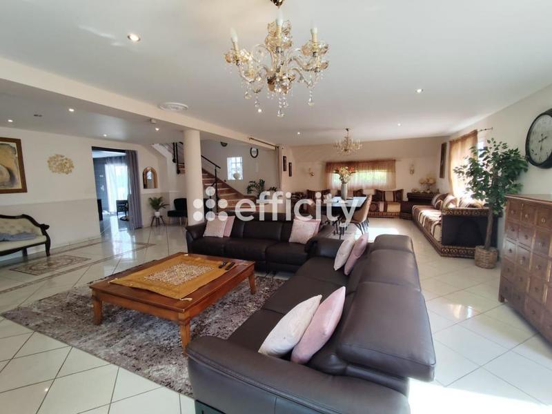 Maison traditionnelle - 221 m² - 5 pièces