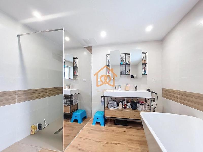 Corps de ferme - 250 m² - 10 pièces