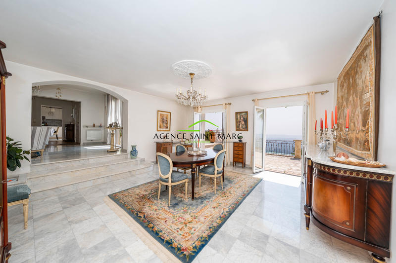 Villa - 235 m² - 6 pièces